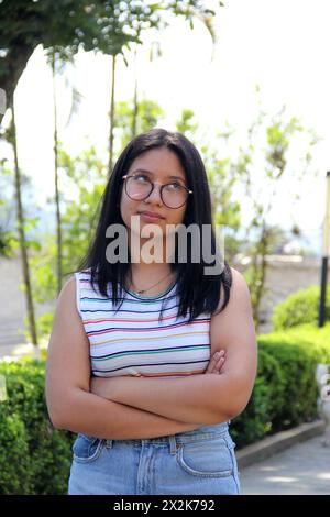 Una adolescente mostra un atteggiamento di fastidio e rabbia con un umore molto irritabile a causa dei problemi di gestione delle sue emozioni Foto Stock