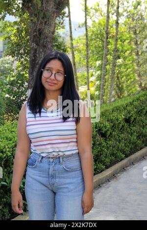 Una adolescente mostra un atteggiamento di fastidio e rabbia con un umore molto irritabile a causa dei problemi di gestione delle sue emozioni Foto Stock