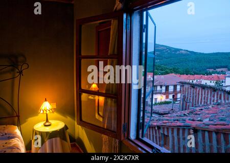 Vista del villaggio dalla finestra dell'hotel all'alba. Candelario, provincia di Salamanca, Castilla Leon, Spagna. Foto Stock