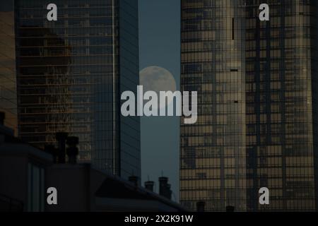 Weehawken, New Jersey, Stati Uniti. 22 aprile 2024. La luna piena si vede sopra New York negli Stati Uniti la notte di lunedì 22 aprile 2024. (Credit Image: © William Volcov/ZUMA Press Wire) SOLO PER USO EDITORIALE! Non per USO commerciale! Crediti: ZUMA Press, Inc./Alamy Live News Foto Stock