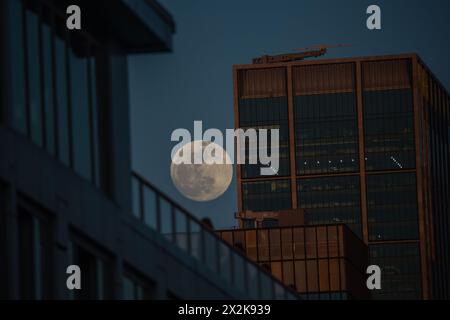 Weehawken, New Jersey, Stati Uniti. 22 aprile 2024. La luna piena si vede sopra New York negli Stati Uniti la notte di lunedì 22 aprile 2024. (Credit Image: © William Volcov/ZUMA Press Wire) SOLO PER USO EDITORIALE! Non per USO commerciale! Crediti: ZUMA Press, Inc./Alamy Live News Foto Stock