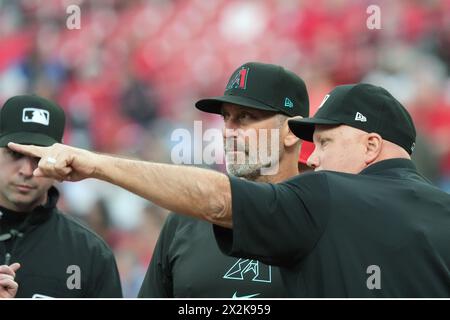 St Louis, Stati Uniti. 22 aprile 2024. Brian o'Nora, capo squadra Umpire, segue le regole di base per il manager degli Arizona Diamondbacks Torey Lovullo prima di una partita con i St. Louis Cardinals al Busch Stadium di St Louis lunedì 22 aprile 2024. Foto di Bill Greenblatt/UPI credito: UPI/Alamy Live News Foto Stock