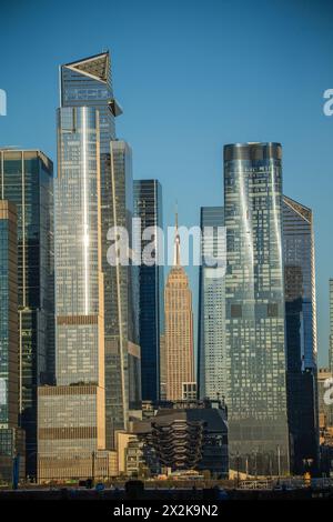 Weehawken, New Jersey, Stati Uniti. 22 aprile 2024. Skyline di New York negli Stati Uniti la sera di lunedì 22 aprile 2024. (Credit Image: © William Volcov/ZUMA Press Wire) SOLO PER USO EDITORIALE! Non per USO commerciale! Foto Stock