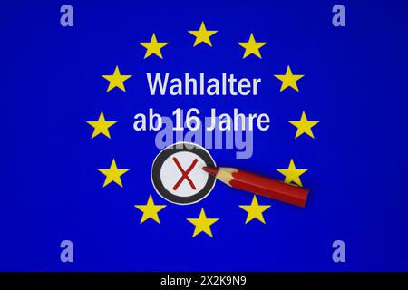 Europasymbol mit Wahlkreuz und Wahlalter ab 16 Jahre Europasymbol mit Wahlkreuz und Wahlalter ab 16 Jahre, 23.04.2024, Borkwalde, Brandeburgo, Auf einem Europasymbol liegt ein Wahlkreuz mit einem Rotstift und dem Schriftzug Wahlalter ab 16 Jahre. *** Simbolo dell'Europa con croce di voto e età di voto da 16 anni simbolo dell'Europa con croce di voto e età di voto da 16 anni, 23 04 2024, Borkwalde, Brandeburgo, su un simbolo dell'Europa si trova una croce di voto con una matita rossa e le parole età di voto da 16 anni Foto Stock