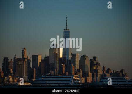 Weehawken, New Jersey, Stati Uniti. 22 aprile 2024. Vista dell'edificio One World di New York City negli Stati Uniti la sera di lunedì 22 aprile (Credit Image: © William Volcov/ZUMA Press Wire) SOLO PER USO EDITORIALE! Non per USO commerciale! Foto Stock