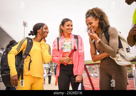 Keni Harrison (a sinistra), Jenna Prandini (al centro), Sydney McLaughlin-Levrone (a destra) conducono un'intervista dopo la staffetta femminile 4 x 100 m durante il 64 Foto Stock