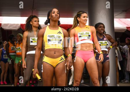 Sydney McLaughlin-Levrone (a sinistra), Keni Harrison (a sinistra al centro), Morolake Akinosun (a destra) e Jenna Prandini (a destra al centro) attendono 4 x 100m Foto Stock