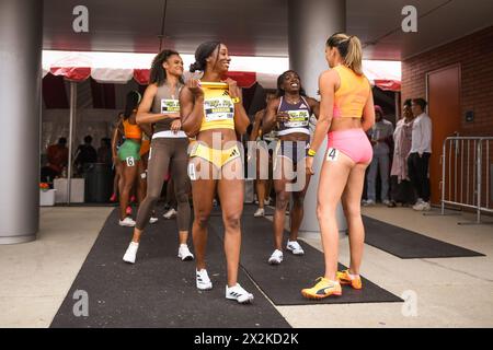 Sydney McLaughlin-Levrone (a sinistra), Keni Harrison (a sinistra al centro), Morolake Akinosun (a destra al centro) e Jenna Prandini (a destra) si preparano per le 4 x donne Foto Stock