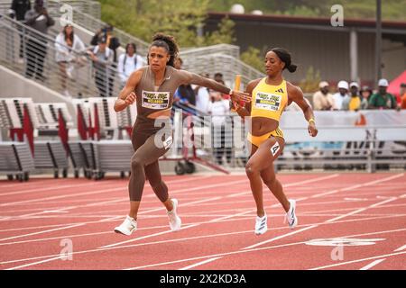 Sydney McLaughlin-Levrone (a sinistra) e Keni Harrison (a destra) della Formula Kersee consegnano la staffetta femminile 4 x 100m durante il 64° Mt San Antonio col Foto Stock