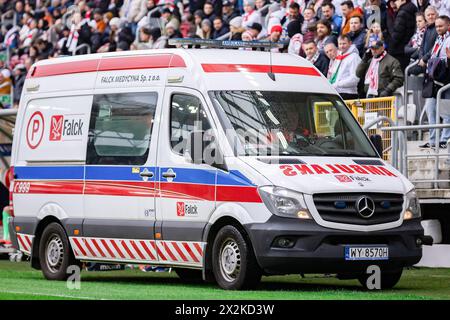 Lodz, Polonia. 21 aprile 2024. Ambulanza vista durante la partita polacca di campionato PKO Ekstraklasa tra LKS Lodz e Lech Poznan allo stadio municipale di Wladyslaw Krol. Punteggio finale; LKS Lodz vs Lech Poznan 2:3. (Foto di Mikolaj Barbanell/SOPA Images/Sipa USA) credito: SIPA USA/Alamy Live News Foto Stock