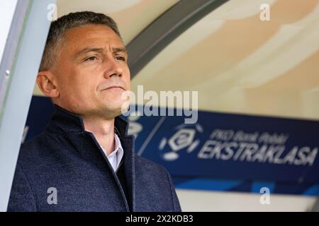 Lodz, Polonia. 21 aprile 2024. Mariusz Rumak allenatore del Lech visto durante la partita polacca di PKO Ekstraklasa League tra LKS Lodz e Lech Poznan allo stadio municipale di Wladyslaw Krol. Punteggio finale; LKS Lodz vs Lech Poznan 2:3. (Foto di Mikolaj Barbanell/SOPA Images/Sipa USA) credito: SIPA USA/Alamy Live News Foto Stock