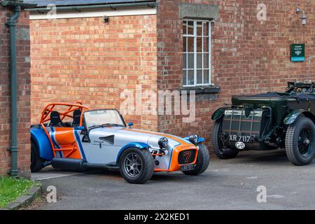 Auto sportiva Caterham 7 presso il Bicester Heritage Center, evento domenicale. Bicester, Oxfordshire, Inghilterra. Foto Stock