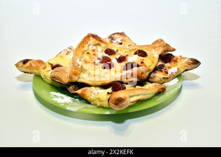 Biscotti preparati con pasta sfoglia con aggiunta di formaggio fresco e frutti di bosco. Foto Stock