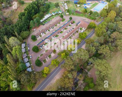 Vista aerea di un parco per roulotte lungo una strada a Gundagai nella regione di Riverina nel nuovo Galles del Sud, Australia Foto Stock