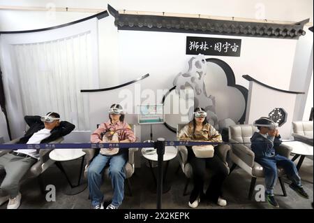 Suzhou, Cina. 23 aprile 2024. I visitatori stanno vivendo un tour in realtà virtuale del Giardino della Foresta dei leoni a Suzhou, nella provincia di Jiangsu nella Cina orientale, il 23 aprile 2024. (Foto di Costfoto/NurPhoto) credito: NurPhoto SRL/Alamy Live News Foto Stock