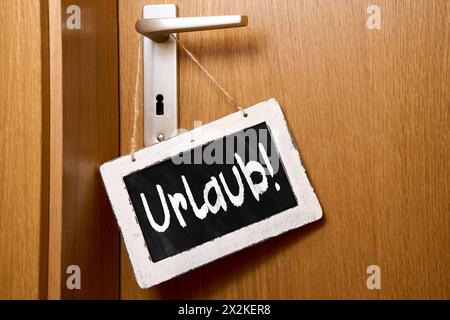 22 aprile 2024: Holiday Sign on a CLOSED Door. FOTOMONTAGGIO *** Urlaub Schild, un einer geschlossenen Türe. FOTOMONTAGE Foto Stock