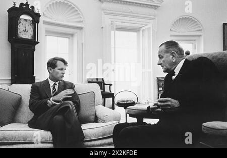 Il senatore Robert F. Kennedy e il presidente Lyndon B. Johnson, Ufficio ovale della Casa Bianca, giugno 1966 Foto Stock