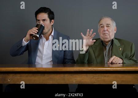 Victor Gonzalez, padre e fondatore di Farmacias Similares, e suo figlio Victor Gonzalez Herrera, presidente esecutivo del Grupo Por un Pais Mejor, stanno tenendo una conferenza stampa durante l'inaugurazione del secondo flagship store di Farmacias Similares a città del Messico a Zocalo. Il negozio dispone non solo di una farmacia e di uno studio medico, ma offre anche una vasta gamma di souvenir, tra cui animali ripieni, abbigliamento, cappellini, t-shirt, felpe, quaderni, portavivande e termosiere, insieme a una serie di esperienze virtuali e interattive gratuite. (Foto di Gerardo Vieyra/NurPhoto) Foto Stock