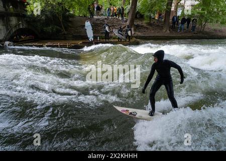 Surfer auf der Surfwelle des Eisbachs im Englischen Garten in Muenchen Muenchen April 2024, 20.04.2024 Muenchen, , Deutschland, Surfer zeigen ihr Geschick auf der Surfwelle des Eisbach im Englischen Garten in Muenchen. *** Surfers on the surf Wave of the Eisbach in the English Garden in Munich 2024 aprile 20 04 2024 Monaco di Baviera, Germania, Surfers mostrano le loro abilità sull'onda di surf dell'Eisbach nel Giardino inglese di Monaco di Baviera Copyright: XEibner-Pressefoto/deondox EP WST Foto Stock