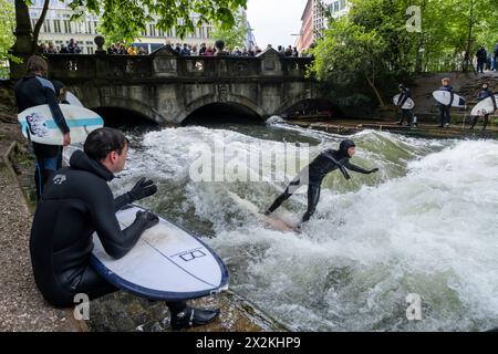 Surfer auf der Surfwelle des Eisbachs im Englischen Garten in Muenchen Muenchen April 2024, 20.04.2024 Muenchen, , Deutschland, Surfer zeigen ihr Geschick auf der Surfwelle des Eisbach im Englischen Garten in Muenchen. *** Surfers on the surf Wave of the Eisbach in the English Garden in Munich 2024 aprile 20 04 2024 Monaco di Baviera, Germania, Surfers mostrano le loro abilità sull'onda di surf dell'Eisbach nel Giardino inglese di Monaco di Baviera Copyright: XEibner-Pressefoto/deondox EP WST Foto Stock