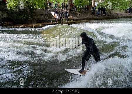 Surfer auf der Surfwelle des Eisbachs im Englischen Garten in Muenchen Muenchen April 2024, 20.04.2024 Muenchen, , Deutschland, Surfer zeigen ihr Geschick auf der Surfwelle des Eisbach im Englischen Garten in Muenchen. *** Surfers on the surf Wave of the Eisbach in the English Garden in Munich 2024 aprile 20 04 2024 Monaco di Baviera, Germania, Surfers mostrano le loro abilità sull'onda di surf dell'Eisbach nel Giardino inglese di Monaco di Baviera Copyright: XEibner-Pressefoto/deondox EP WST Foto Stock