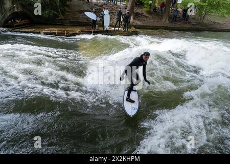 Surfer auf der Surfwelle des Eisbachs im Englischen Garten in Muenchen Muenchen April 2024, 20.04.2024 Muenchen, , Deutschland, Surfer zeigen ihr Geschick auf der Surfwelle des Eisbach im Englischen Garten in Muenchen. *** Surfers on the surf Wave of the Eisbach in the English Garden in Munich 2024 aprile 20 04 2024 Monaco di Baviera, Germania, Surfers mostrano le loro abilità sull'onda di surf dell'Eisbach nel Giardino inglese di Monaco di Baviera Copyright: XEibner-Pressefoto/deondox EP WST Foto Stock