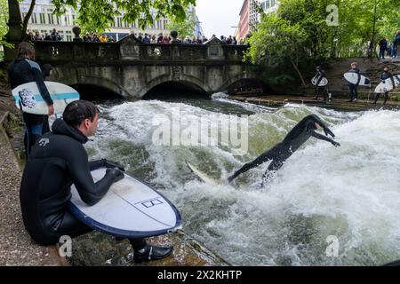 Surfer auf der Surfwelle des Eisbachs im Englischen Garten in Muenchen Muenchen April 2024, 20.04.2024 Muenchen, , Deutschland, Surfer zeigen ihr Geschick auf der Surfwelle des Eisbach im Englischen Garten in Muenchen. *** Surfers on the surf Wave of the Eisbach in the English Garden in Munich 2024 aprile 20 04 2024 Monaco di Baviera, Germania, Surfers mostrano le loro abilità sull'onda di surf dell'Eisbach nel Giardino inglese di Monaco di Baviera Copyright: XEibner-Pressefoto/deondox EP WST Foto Stock