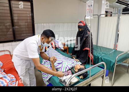 Krankenhaus für Durchfall in Bangladesh i bambini stanno ricevendo cure mediche per la diarrea presso l'International Center for Diarrhoea Disease Research, Bangladesh, in mezzo a un'ondata di caldo in corso a Dacca, Bangladesh, il 23 aprile 2024. Dhaka Distretto di Dhaka Bangladesh Copyright: XHabiburxRahmanx Foto Stock