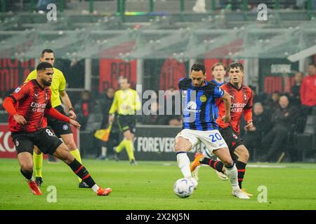 Milano, Italie. 22 aprile 2024. Hakan Calhanoglu (FC Inter) durante il campionato italiano di serie A tra AC Milan e FC Internazionale il 22 aprile 2024 allo stadio San Siro di Milano, Italia - Photo Morgese-Rossini/DPPI Credit: DPPI Media/Alamy Live News Foto Stock