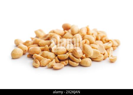 Arachidi tostate salate isolate su sfondo bianco. Foto Stock