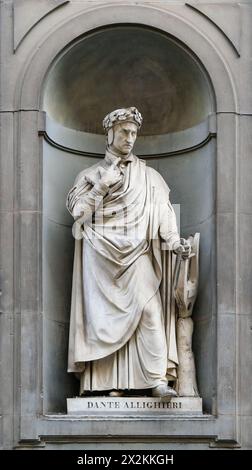 FIRENZE, ITALIA - 30 maggio 2023: Statua di Dante Alighieri nelle nicchie del colonnato della Galleria degli Uffizi, Firenze, Italia. Foto Stock