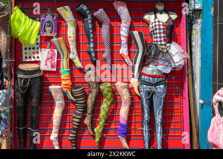 Londra, Regno Unito - 18 maggio 2023 - coloratissimi leggings femminili esposti sui manichini delle gambe in una bancarella del mercato dei costumi a Camden Foto Stock