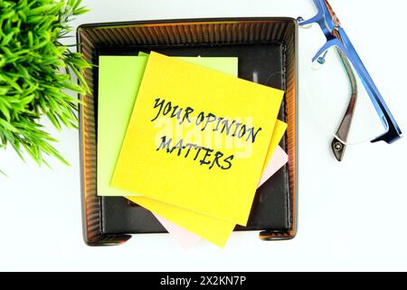 LA TUA OPINIONE CONTA una frase scritta su un adesivo giallo Foto Stock