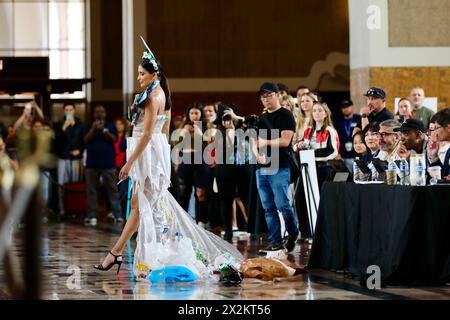Los Angeles, Stati Uniti. 23 aprile 2024. Un partecipante presenta una creazione durante una gara di sfilate ambientaliste presso la L.A. Union Station di Los Angeles, California, Stati Uniti, 22 aprile 2024. In onore della giornata della Terra, lunedì si è tenuto un concorso di moda sostenibile per studenti universitari e liceali. Crediti: Xinhua/Alamy Live News Foto Stock