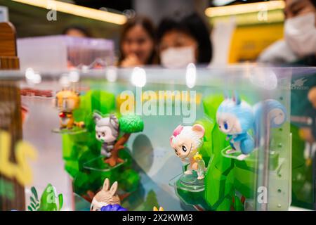 Bangkok, Tailandia - 21 aprile 2024: Modelli di animali Labubu in mostra nel negozio Pop Mart. Foto Stock