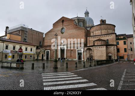 PADOVA, ITALIA - 2 MARZO 2024: Persone di fronte alla Basilica di Santa Maria e al Battistero Foto Stock