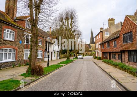 Causeway è una strada prevalentemente residenziale con case d'epoca e chiesa di St Mary a un'estremità nella storica città mercato di Horsham, West Sussex, Inghilterra. Foto Stock