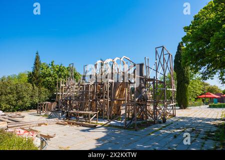 Ricostruzione del cavallo di Troia nell'antica città di Troia. Canakkale Turkiye - 4.13.2024 Foto Stock