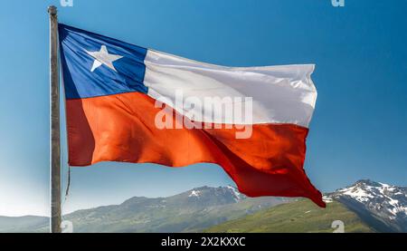 Die Fahne von Chile flattert im Wind, isoliert gegen blauer Himmel Foto Stock