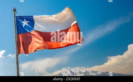 Die Fahne von Chile flattert im Wind, isoliert gegen blauer Himmel Foto Stock