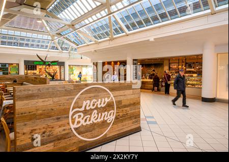 All'interno del centro commerciale Swan Walk di Horsham nel West Sussex, Inghilterra. Foto Stock