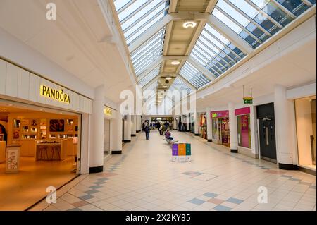 All'interno del centro commerciale Swan Walk di Horsham nel West Sussex, Inghilterra. Foto Stock