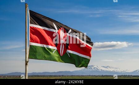 Die Fahne von Kenia flattert im Wind, isoliert gegen blauer Himmel Foto Stock