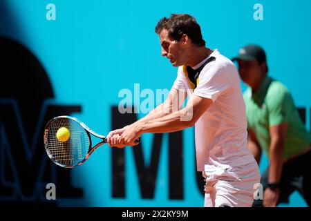 Albert Ramos di Spagna in azione contro Diego Schwartzman di Argentina durante il mutua Madrid Open 2024, ATP Masters 1000 e WTA 1000, torneo di tennis il 22 aprile 2024 al Caja Magica di Madrid, Spagna Foto Stock