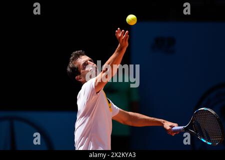 Albert Ramos di Spagna in azione contro Diego Schwartzman di Argentina durante il mutua Madrid Open 2024, ATP Masters 1000 e WTA 1000, torneo di tennis il 22 aprile 2024 al Caja Magica di Madrid, Spagna Foto Stock