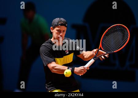 Diego Schwartzman dell'Argentina in azione contro Albert Ramos di Spagna durante il mutua Madrid Open 2024, ATP Masters 1000 e WTA 1000, torneo di tennis il 22 aprile 2024 al Caja Magica di Madrid, Spagna Foto Stock