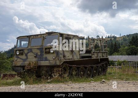 Vecchio arrugginito militare sovietico cingolato veicolo per tutti i terreni. Foto Stock