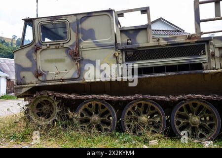 Vecchio arrugginito militare sovietico cingolato veicolo per tutti i terreni. Foto Stock