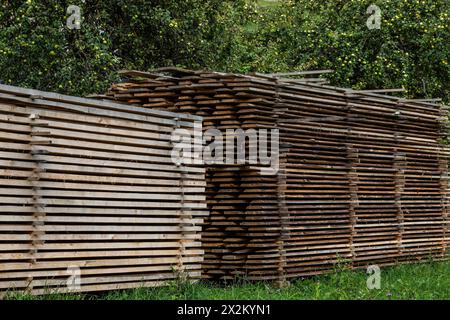 Pile di pannelli di legno nella segheria, fasciame. Magazzino per segare pannelli su una segheria all'esterno. Legname pila di sbozzati in legno costruzione ma Foto Stock