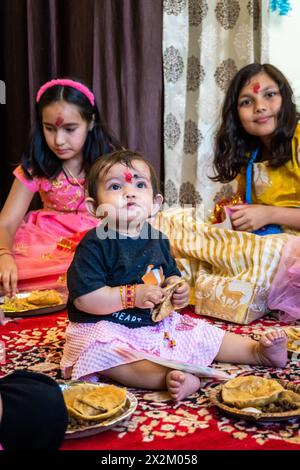 19-2024 aprile Dehradun City, India. Dehradun: Giovani ragazze onorate al festival Navratri, un rito sacro per le dee indù. Foto Stock